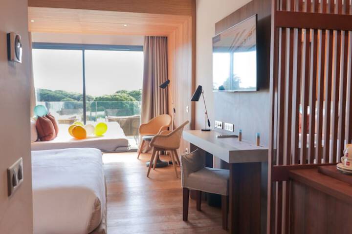 Room 42 of 176