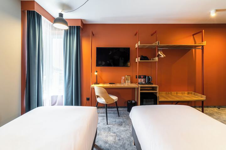 Room 16 of 40