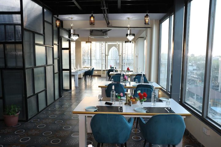 Dining 16 of 18