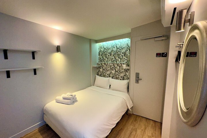 Room 33 of 65