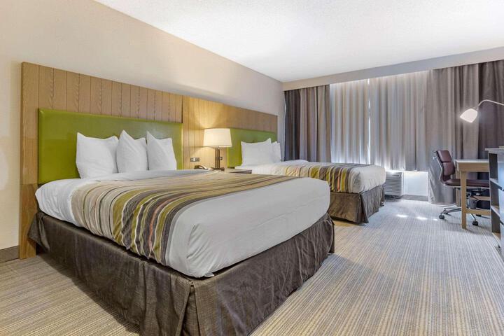 2 Queen Beds (6 of 10)