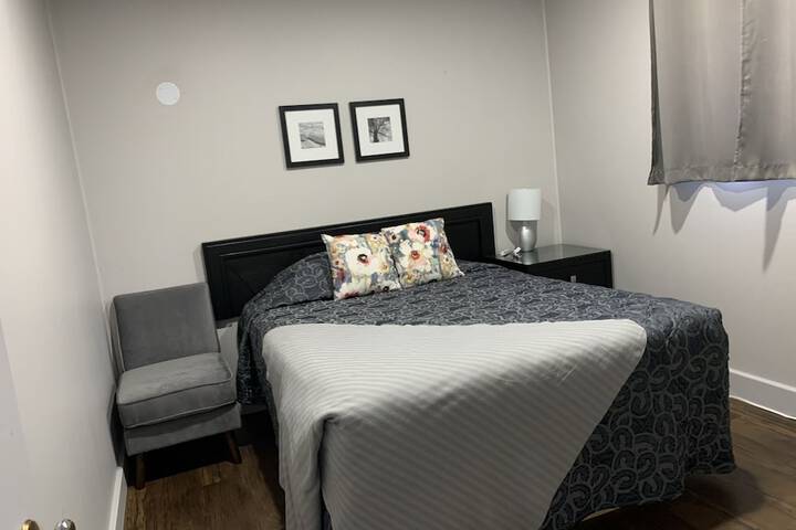 Suite 1 Queen Bed Lake View (3 of 5)