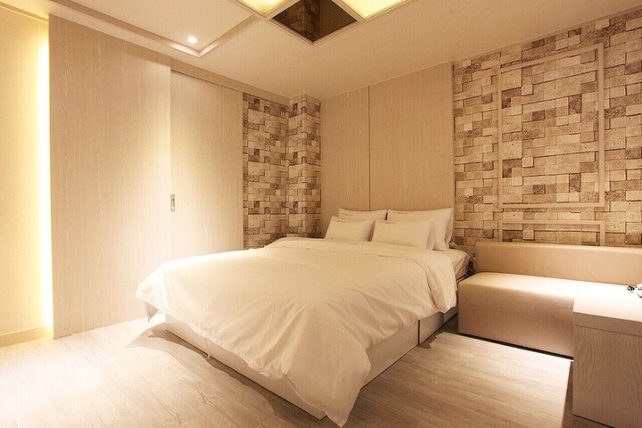 Room 8 of 21