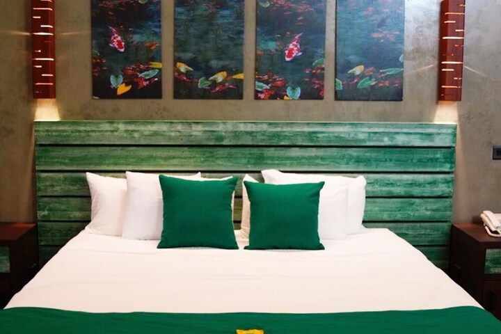 Room 12 of 80