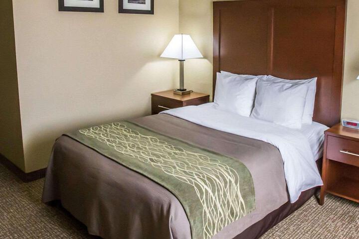 Queen Bed Accessible (7 of 15)