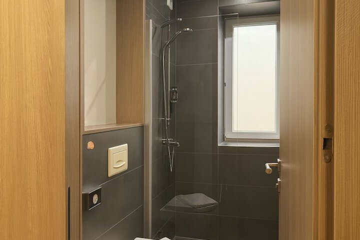 Room 73 of 96