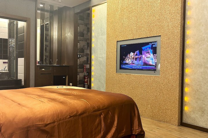 Room 33 of 97