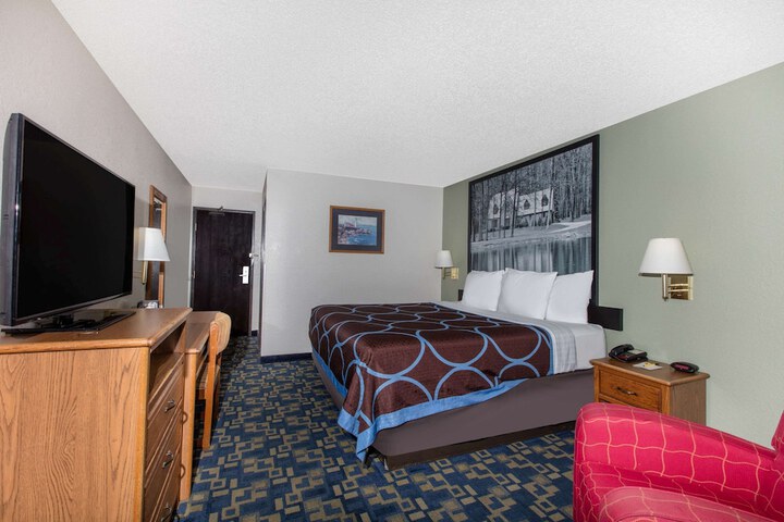 1 Queen Bed (10 of 15)