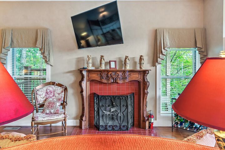 Snug Hug Queen Suite with Fireplace (41 of 131)
