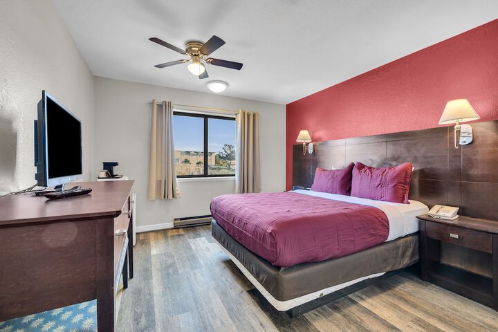 1 Queen Bed (10 of 11)