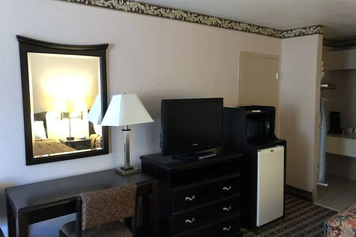 Room 6 of 15