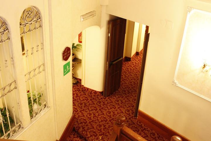 Ballroom/Hall 41 of 53