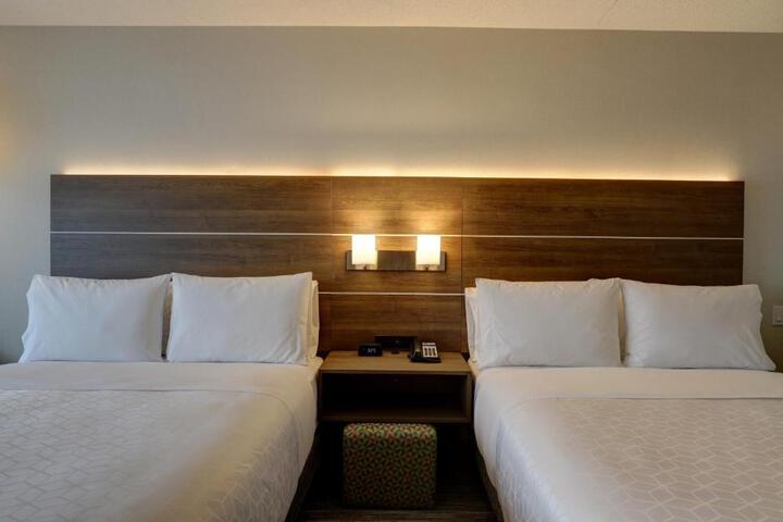 2 Queen Beds (11 of 11)