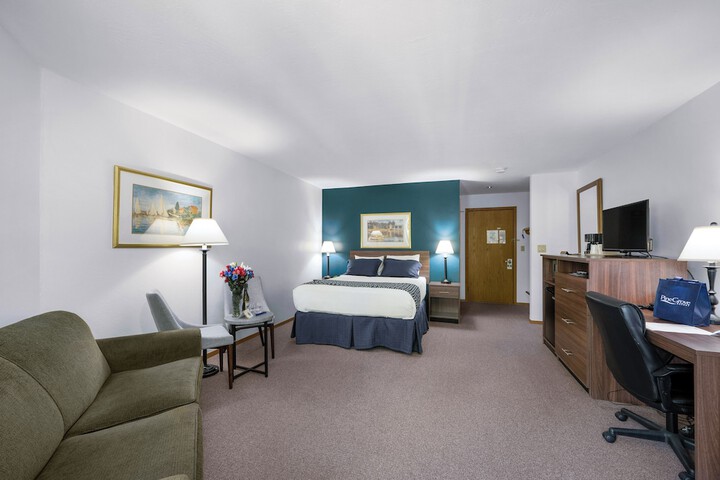 2 Queen Beds Partial Lake View (4 of 9)