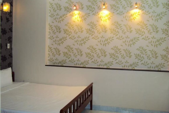 Room 5 of 13