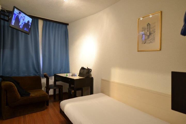 Room 6 of 32
