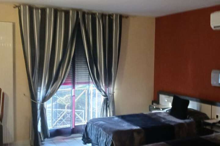 Room 21 of 143