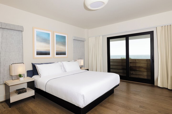 Standard King Bed Ocean View (12 of 63)