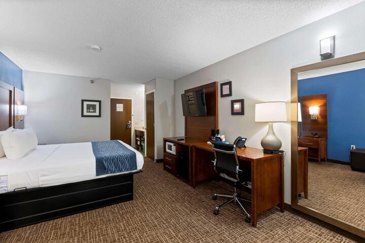 1 King Bed (2 of 7)