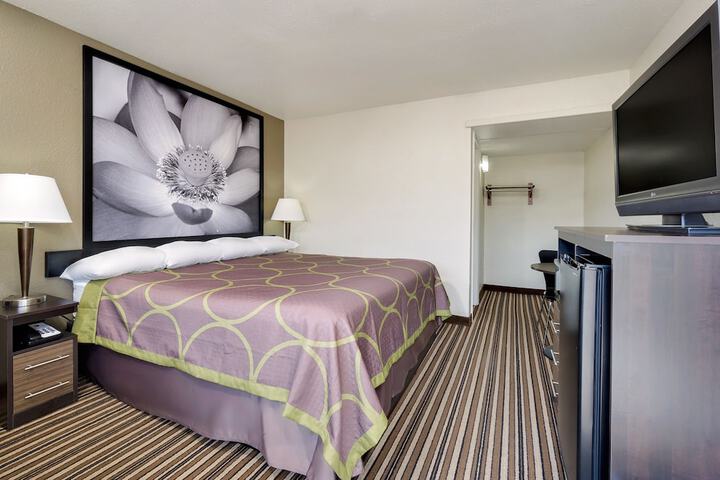 1 King Bed (4 of 4)