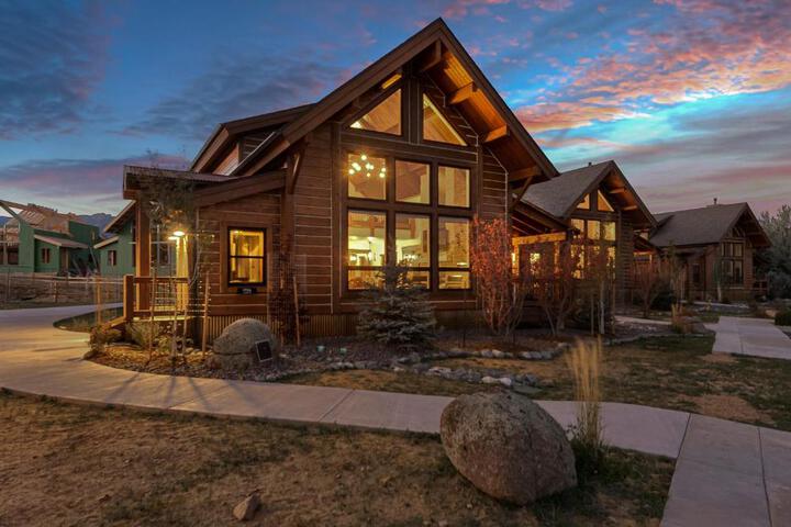 Cozy &  Relaxing – Indoor / Outdoor Fireplace Jacuzzi and BBQ grill in Estes Park, CO