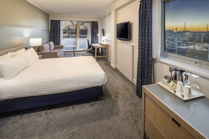 Room 32 of 68