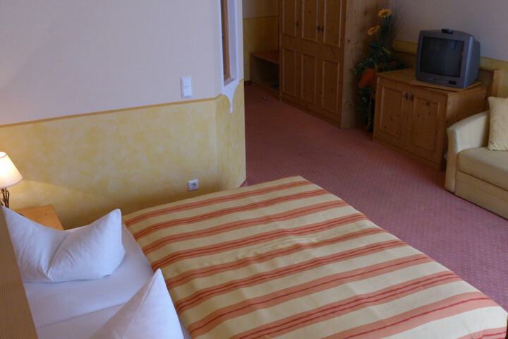 Room 4 of 76