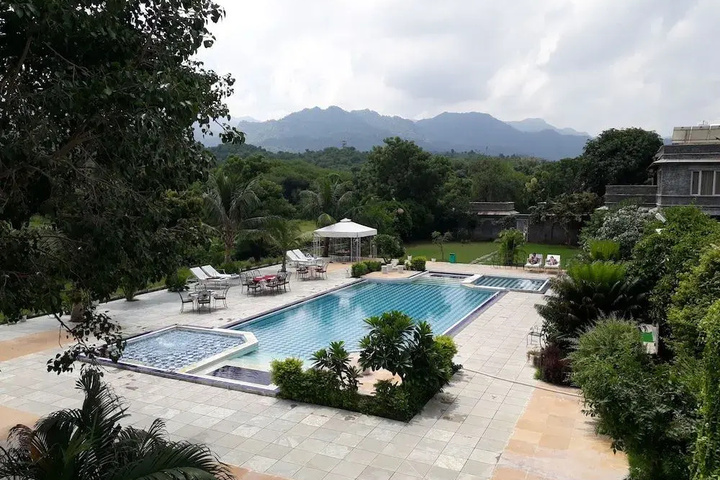 Pool 10 of 18