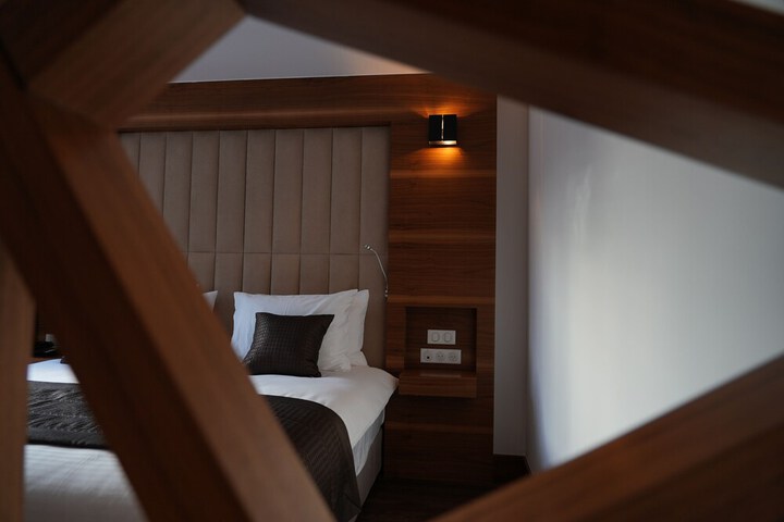 Room 4 of 16