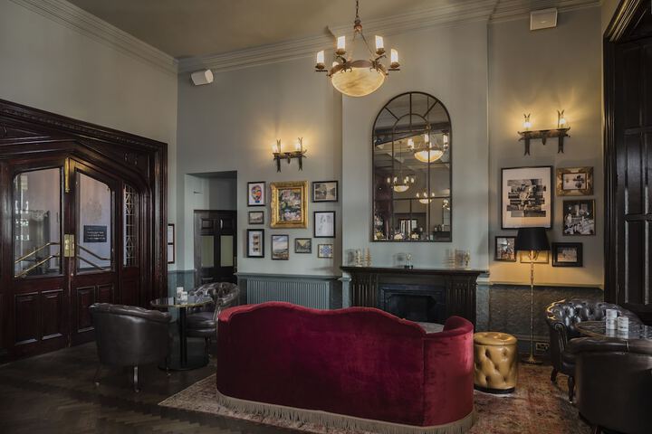 Lounge 65 of 78