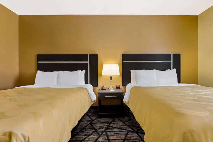 1 Queen Bed Accessible (7 of 13)
