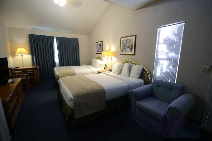 2 Queen Beds (1 of 17)