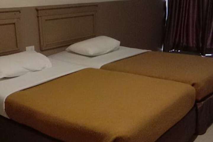 Room 13 of 32