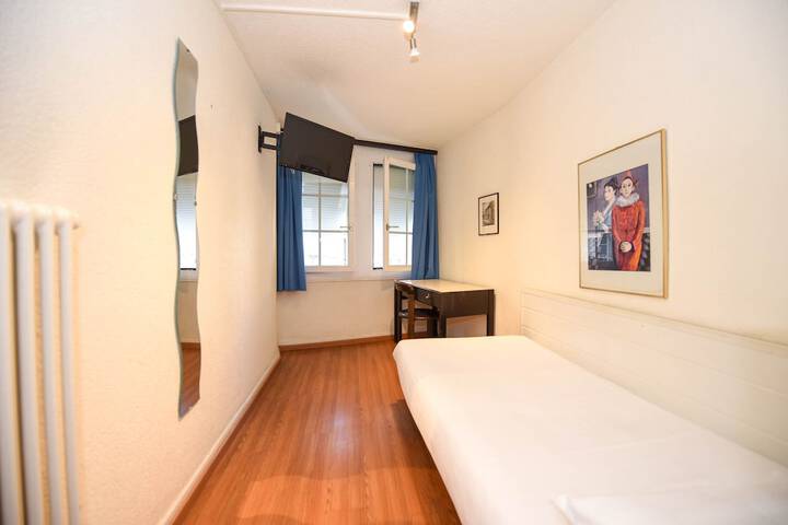 Room 10 of 32