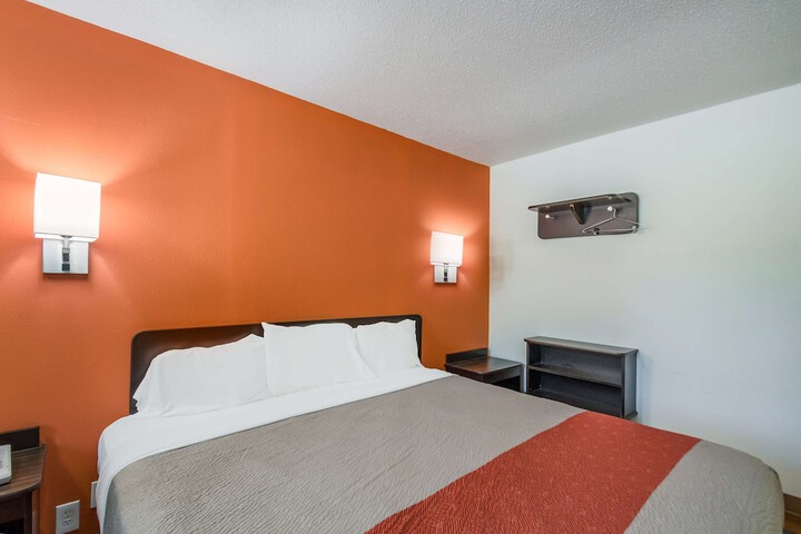 1 King Bed (6 of 15)