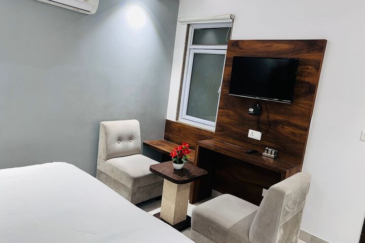 Room 13 of 26