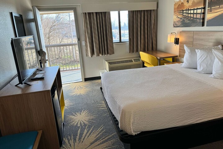 1 Queen Bed (4 of 6)