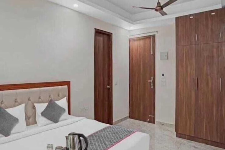 Room 4 of 11