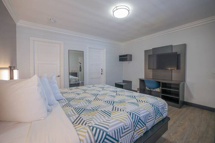 1 Queen Bed Micfridge (4 of 11)
