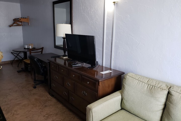 1 King Bed (7 of 8)