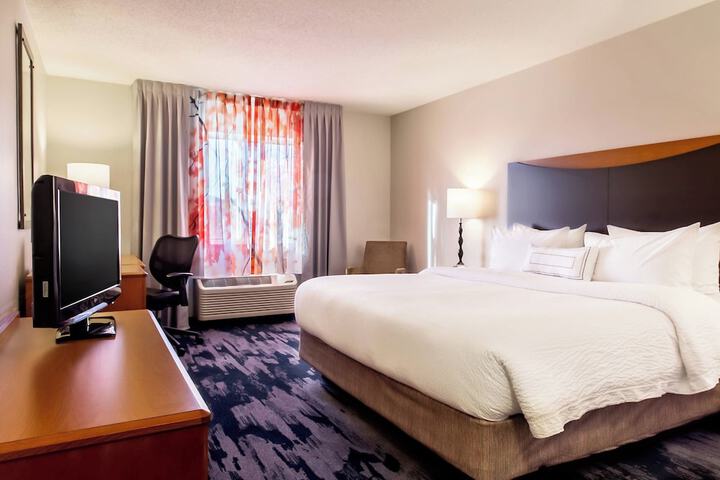 1 King Bed (1 of 7)