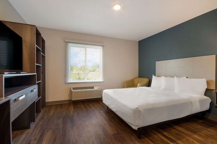 1 Queen Bed (15 of 18)
