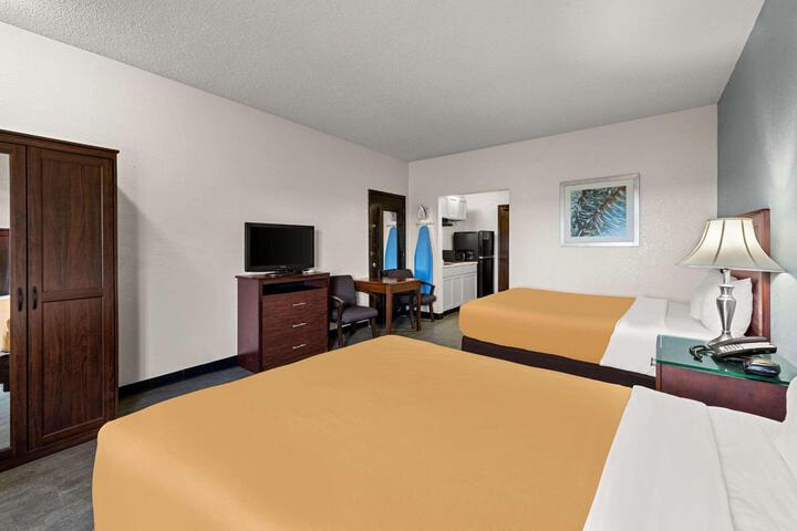 2 Queen Beds (5 of 10)