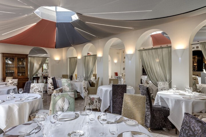 Dining 40 of 52