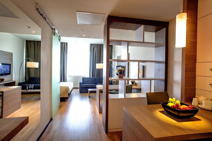 Room 12 of 83