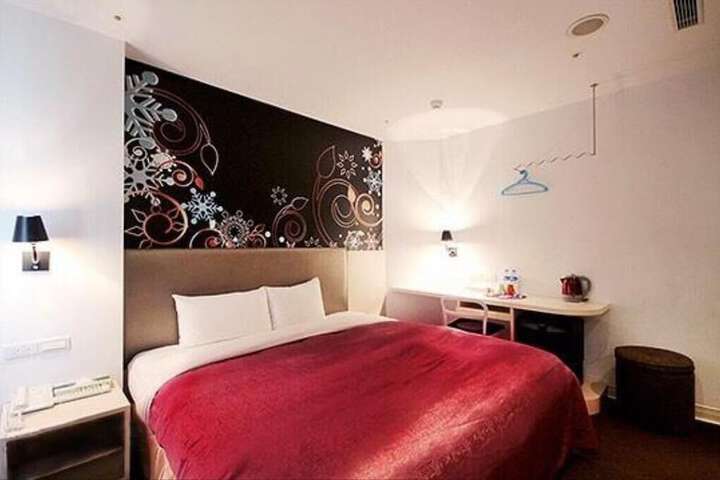 Room 27 of 69