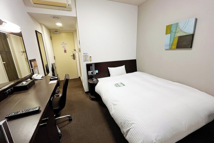 Room 3 of 28
