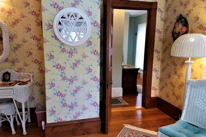 Room 2 of 25