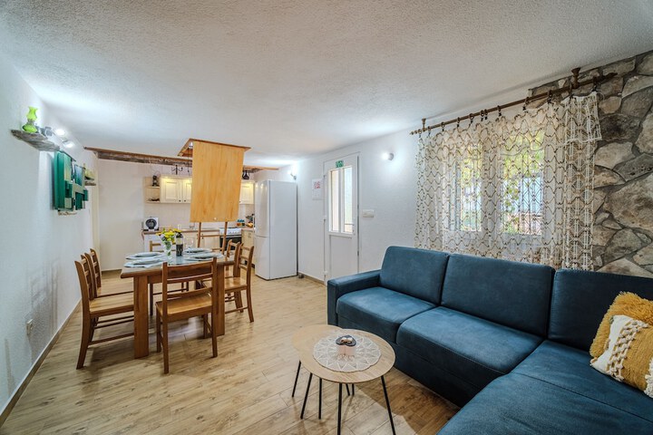Room 9 of 32