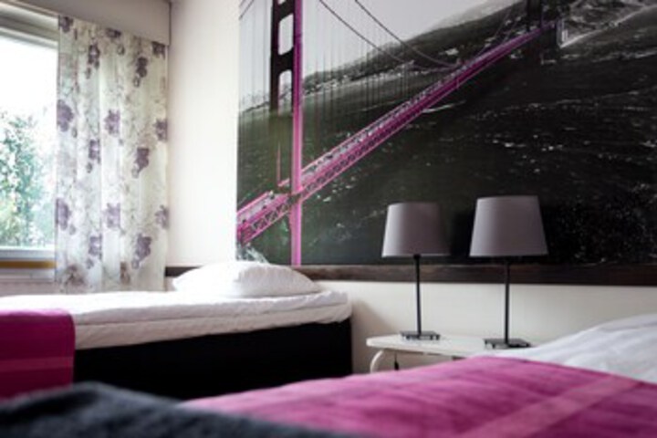 Room 6 of 9